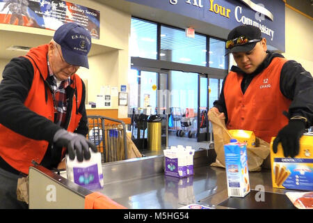 PETERSON AIR FORCE BASE, Colo. - Commissario baggers, Jerry Z e Craig Hocog ordina e alimentari in borsa per il trasporto per il veicolo del cliente presso la Base Aerea Peterson, Colorado caserma. Ora i clienti hanno la scelta tra l'utilizzo di self-service in sacchi a due cavalletti di controllo, l'Express Lane, l'auto-area check-out, o ricevere il tradizionale negozio di generi alimentari in sacchi servizio al resto del controllo stand. (U.S. Air Force Foto Stock