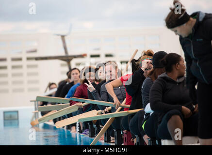 La Kadena Shogunato donna Dragon Boat team pratica presso la piscina di Fairchild Febbraio 7, 2018 a Kadena Air Base, Giappone. Mesi di lavoro, pratica e condizionata andare in competizione per la Kadena Shogunato Dragon Boat Team ogni anno. (U.S. Air Force Foto Stock