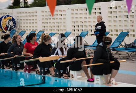 La Kadena Shogunato donna Dragon Boat team pratica presso la piscina di Fairchild Febbraio 7, 2018 a Kadena Air Base, Giappone. Il Naha gara di dragon boat è la più grande gara di dragon boat a Okinawa, con più di 50 squadre in gara. (U.S. Air Force Foto Stock