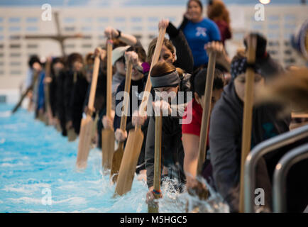 La Kadena Shogunato donna Dragon Boat team pratica presso la piscina di Fairchild Febbraio 7, 2018 a Kadena Air Base, Giappone. La Kadena Shogunato Dragon Boat Team sono programmati per competere nel Naha gara di dragon boat in aprile. (U.S. Air Force Foto Stock