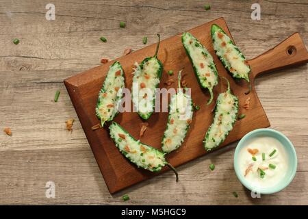 In casa Jalapeno Poppers con salsa di immersione vista aerea / Gioco Giorno piatti per le feste Foto Stock