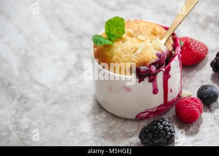 In casa di frutti di bosco misti Cobbler/ il giorno di San Valentino dessert Foto Stock