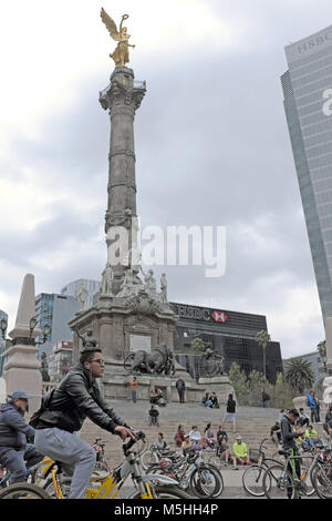 Ogni domenica mattina il Messico residenti della città di prendere per le strade a piedi e in mountain bike lungo i percorsi tra le aree intorno al Angel de la Independencia. Foto Stock