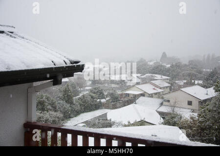 Coperta di neve Suburban tetti Foto Stock