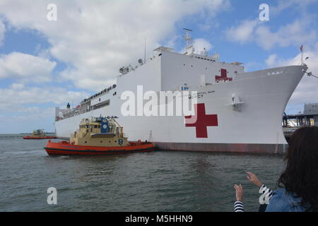 Militari di comando Sealift nave ospedale USNS misericordia (T-AH 19) si prepara a lasciare il molo presso la stazione navale di San Diego non appena inizia la sua distribuzione a sostegno della missione umanitaria in sud-est asiatico e del pacifico accordo di partenariato 2018. L'equipaggio della nave, composta di MSC di servizio civile marittimi, che operano la nave e il Navy medici e personale di supporto che il personale e sorvegliare la nave ospedale, sarà in visita in paesi di tutto il sud-est asiatico per includere l'Indonesia, la Malaysia, Sri Lanka e Vietnam. In aggiunta alla U.S Navy CIVMARs e le organizzazioni non governative (ONG) e i partner regionali che pro Foto Stock