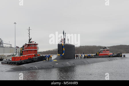 180222-N-LW591-008 Groton, Connecticut. (Feb. 22, 2018) velisti assegnati per la Virginia-class, nucleare-powered, fast-attacco sottomarino, USS Virginia (SSN 774) stand fesa come i loro amici e famiglie di allietare il loro arrivo come Virginia tira nel suo homeport sul sommergibile navale Base New London a Groton, Connecticut, giovedì 22, Feb. Virginia è di ritorno dal comando europeo Area di Responsabilità dove hanno eseguito il capo della operazione navale la strategia marittima nel sostenere gli interessi di sicurezza nazionali e le operazioni di sicurezza marittima. (U.S. Foto di Marina di Massa Specialista comunicazione prima Clas Foto Stock