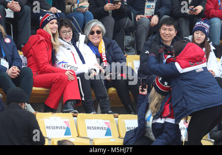 Ivanka Trump, sud coreano prima signora Kim Jung-sook e il ministro degli Esteri sud coreano Kang Kyung-wha frequentare uomini della Snowboard Big Air finale al Alpensia Ski Jumping Center durante il giorno quindici del PyeongChang 2018 Giochi Olimpici Invernali in Corea del Sud. Foto Stock