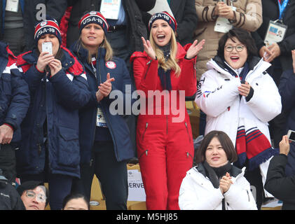 Segretario stampa della Casa Bianca Sarah Huckabee Sanders, IOC, membro del comitato esecutivo della Angela Ruggiero e Ivanka Trump frequentare uomini della Snowboard Big Air finale al Alpensia Ski Jumping Center durante il giorno quindici del PyeongChang 2018 Giochi Olimpici Invernali in Corea del Sud. Foto Stock