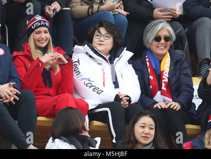 Ivanka Trump, sud coreano prima signora Kim Jung-sook e il ministro degli Esteri sud coreano Kang Kyung-wha frequentare uomini della Snowboard Big Air finale al Alpensia Ski Jumping Center durante il giorno quindici del PyeongChang 2018 Giochi Olimpici Invernali in Corea del Sud. Foto Stock