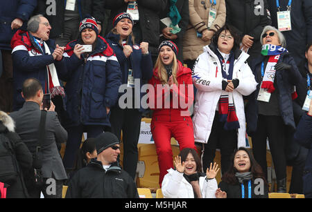 Ivanka Trump, sud coreano prima signora Kim Jung-sook e il ministro degli Esteri sud coreano Kang Kyung-wha frequentare uomini della Snowboard Big Air finale al Alpensia Ski Jumping Center durante il giorno quindici del PyeongChang 2018 Giochi Olimpici Invernali in Corea del Sud. Foto Stock