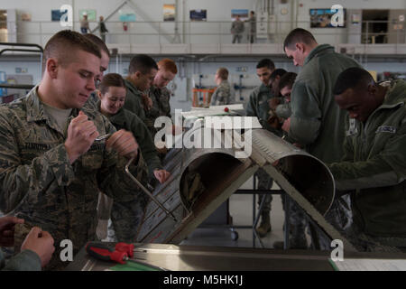 Airman Bailey Turbyfill, 362 Training Squadron capo equipaggio apprendista studente del corso, le pratiche di Rimozione pannelli di aeromobili a Sheppard Air Force Base in Texas, 6 febbraio 2018. Turbyfill è nel blocco di due delle tre nel velivolo corso Caratteristiche fondamentali. Tutti i capi equipaggio iniziano con tre blocchi fondamentali prima di specializzata sui propri aeromobili assegnati. (U.S. Air Force Foto Stock