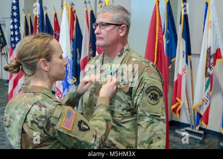 CLAY National Guard Centre - Marietta, Ga., febbraio 10, 2018 - Lt. Col. Catherine Cherry, commander, 78a supporto alle truppe battaglione, premi l'esercito encomio medaglia al Chief Warrant Officer 3 Omar D. Patterson durante la 116Modifica del comando cerimonia. Patterson si è aggiudicato la medaglia di lode per il suo successo di diciotto mesi di comando dell'unità. (U.S. Esercito nazionale Guard Foto Stock