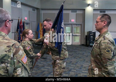 CLAY National Guard Centre - Marietta, Ga., febbraio 10, 2018 - Lt. Col. Catherine Cherry, commander, 78a supporto alle truppe battaglione, presenta la società guidon al comandante in arrivo, Warrant Officer William D. Proctor durante l'unità di cambiamento di cerimonia di comando. Proctor assume il comando della più antica riserva componente banda armata nel paese. (U.S. Esercito nazionale Guard Foto Stock