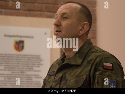 Gen. polacco Jarosław Gromadziński, xv meccanizzata di comandante di brigata, dà un tour al Croato i visitatori attraverso una storia display durante la cultura croata celebrazione presso il polacco xv meccanizzata quartier generale di brigata, Polonia, del 12 febbraio 2018. L'unica, multinazionali del Battle Group è composto da Stati Uniti, Regno Unito, croato e soldati rumeni servire con il polacco della XV Brigata meccanizzata come una forza di dissuasione nel nord-est della Polonia a sostegno della NATO in avanti rafforzata presenza. (U.S. Esercito Foto Stock