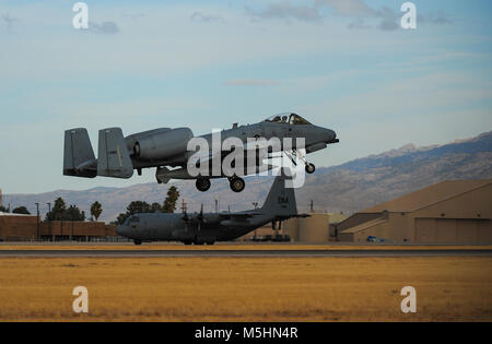 Un U.S. Air Force A-10C Thunderbolt II prende il largo durante il Bushwhacker 18-02 Cactus bandiera esercizio a Davis-Monthan Air Force Base, Ariz., Feb 12, 2018. La bandiera di Cactus esercizio è progettato per testare Davis-Monthan AFB è in grado di offrire un attacco aereo in qualsiasi parte del mondo. (U.S. Air Force Foto Stock