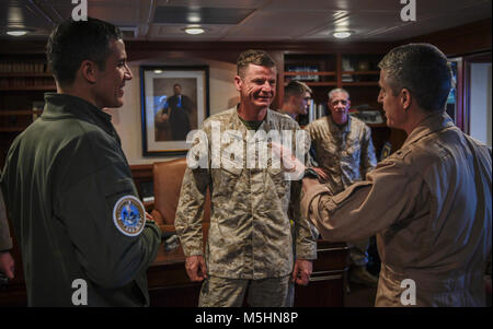 Golfo Arabico (feb. 12, 2018) Capt. Carlos Sardiello, sinistra, comandante, USS Theodore Roosevelt (CVN 71), Lt. Gen. William Beydlar, Commander, Marine Corps le forze di comando centrale e posteriore. Adm. Steve Koehler, commander, Carrier Strike gruppo 9 (CSG) 9, conversare nella porta di cabina di Theodore Roosevelt. Theodore Roosevelt e il suo supporto strike gruppo sono distribuiti negli Stati Uniti Quinta Flotta area di operazioni a sostegno della sicurezza marittima operazioni per rassicurare gli alleati e partner e preservare la libertà di navigazione e il libero flusso di commercio nella regione. (U.S. Navy Foto Stock