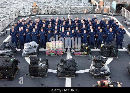 Membri del guardacoste Hamilton equipaggio stare accanto a circa 14.000 libbre di cocaina Martedì, Febbraio 13, 2018 a bordo della fresa a Port Everglades Cruise Port in Fort Lauderdale, Florida. L'equipaggio della fresa Hamilton scaricato la cocaina in Port Everglades per un valore stimato di $ 190 milioni di valore all'ingrosso. Coast Guard Foto Stock