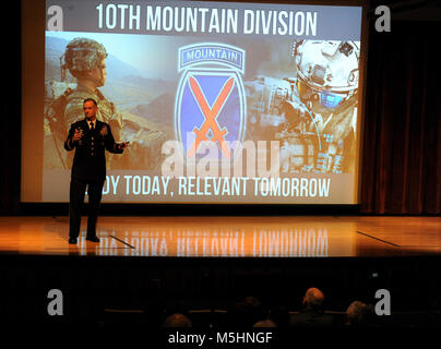 Il Mag. Gen. Walter E. Piatt, decimo Montagna divisione (LI) e Fort Drum commander, informa i membri della comunità di febbraio 9 al Jefferson Community College circa il 'pronto oggi, pertinenti domani" campagna per includere delle distribuzioni, esercizi di formazione e la lotta permanente contro ISIS in Iraq. Foto Stock