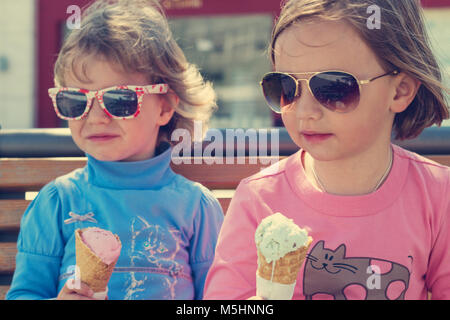 Due bambine (suore) a mangiare il gelato. Foto Stock