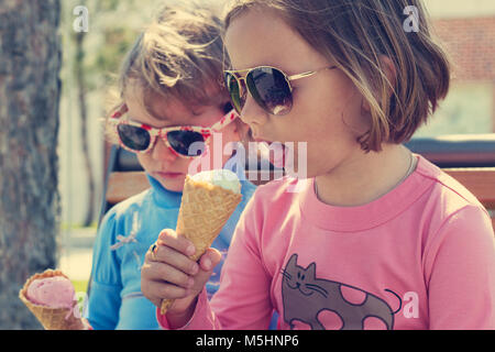 Due bambine (suore) a mangiare il gelato. Foto Stock