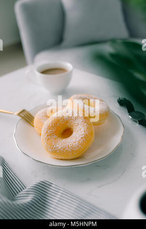 Classic ciambella e caffè sul tavolo bianco. Foto Stock