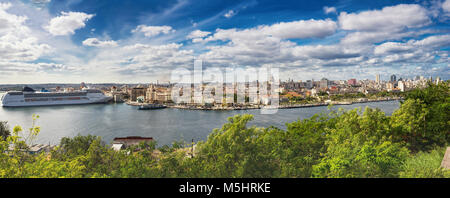 Panorama di Havana con la nave da crociera ormeggiata in porto Foto Stock