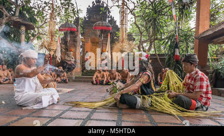 Kecak Danza del Fuoco, sacerdote e mangiafuoco prima di accendere il fuoco , Ubud, Bali Foto Stock