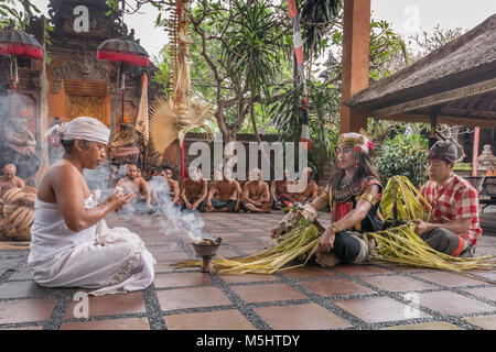 Kecak Danza del Fuoco, sacerdote e mangiafuoco 2, Ubud, Bali Foto Stock