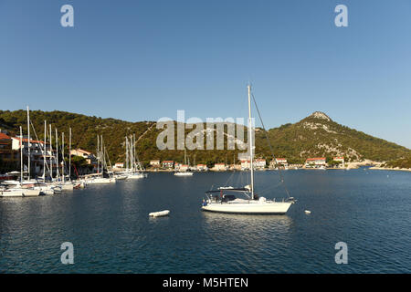 Yacht e Barche nella baia Zaklopatica sull isola di Lastovo, Сroatia Foto Stock