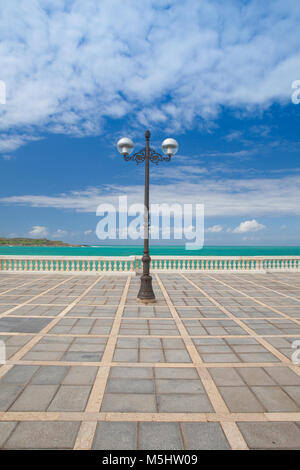 Vuoto spiaggia di El Sardinero promenade, a Santander, Cantabria, SPAGNA Foto Stock