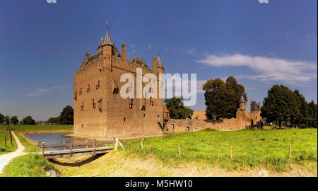 Il castello di Doornenburg nella parte orientale della regione olandese Betuwe nella provincia di Gelderland Foto Stock