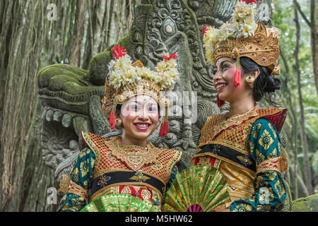 Due ballerini sorridente in abito tradizionale, sacro Santuario della Foresta delle Scimmie, Ubud, Bali, Indonesia Foto Stock