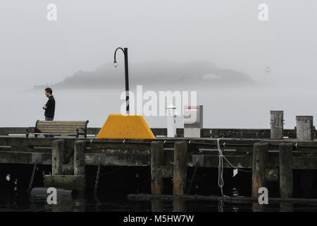 Una persona che cammina sul lungomare di Halifax, ad Halifax, Nova Scotia Foto Stock