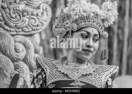 Ritratto di un ballerino di danza Balinese in abito tradizionale BW, Dragon Bridge, Monkey Forest, Ubud, Bali Foto Stock