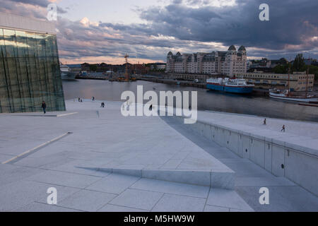 Pendenza del Teatro dell'Opera di Oslo, Snøhetta architetto, Oslo, Norvegia Foto Stock