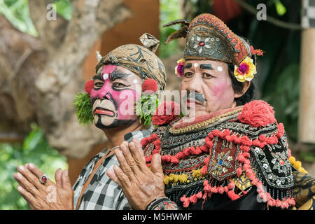 Clown e ministro carattere da Barong Calon Arnag danza Balinese prestazioni, Ubud, Bali Foto Stock