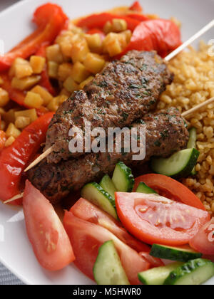 Bagno turco la cena con spiedini, bulgur, Brasati di verdure e pomodoro fresco e insalata di cetrioli Foto Stock