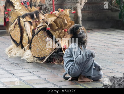 Giocoso il carattere di scimmia in Barong Calon Arang danza tradizionale, Ubud, Bali Foto Stock