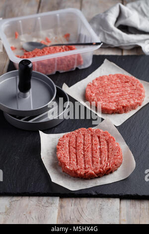 Cottura della carne di manzo hamburger di carne tritata con carne premere Foto Stock