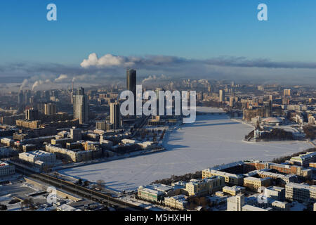 Vista aerea della parte centrale di Ekaterinburg, Russia in una giornata invernale Foto Stock