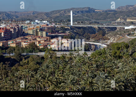 Palmeral e la città di Elche, Spagna, la più meridionale di Palm grove in Europa Foto Stock