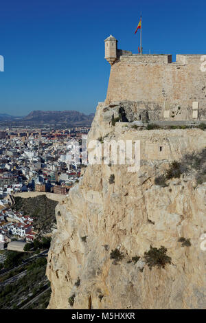 Castello di Santa Barbara sul monte Benacantil contro cityscape di Alicante, Spagna Foto Stock