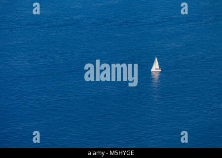 Lonely yacht alla calma il mare blu. Spazio per la copia. Riprese aeree. Foto Stock