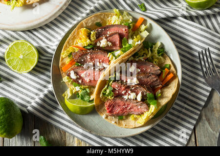 In casa il coreano Steak Tacos con cavolo il coriandolo e formaggio Foto Stock