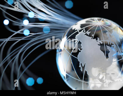 Globe e fibra ottica, sfondo nero Foto Stock