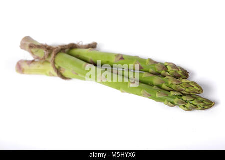 Un covone di asparagi verdi isolati su sfondo bianco Foto Stock