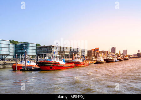 Germania, Amburgo, porto con rimorchiatori Foto Stock