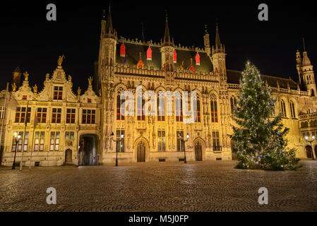 Belgio, Fiandre, Bruges, la città vecchia, la piazza del castello, il municipio e l'albero di natale di notte Foto Stock