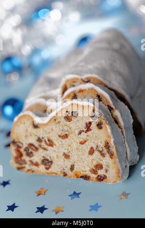 Lo Stollen e decorazioni di Natale su sfondo blu Foto Stock