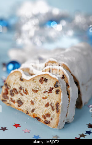 Lo Stollen e decorazioni di Natale su sfondo blu Foto Stock